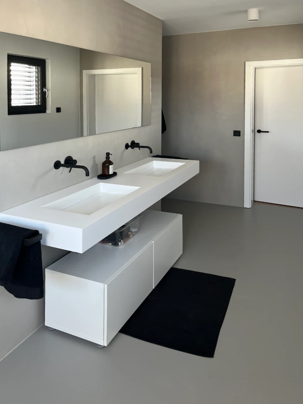 Beispielfoto eines fugenlosen Badezimmers