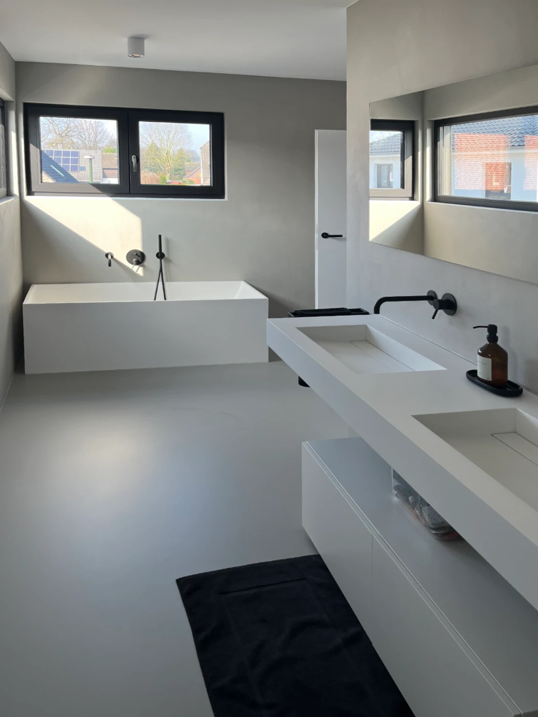 Modernes, fugenloses und helles Badezimmer